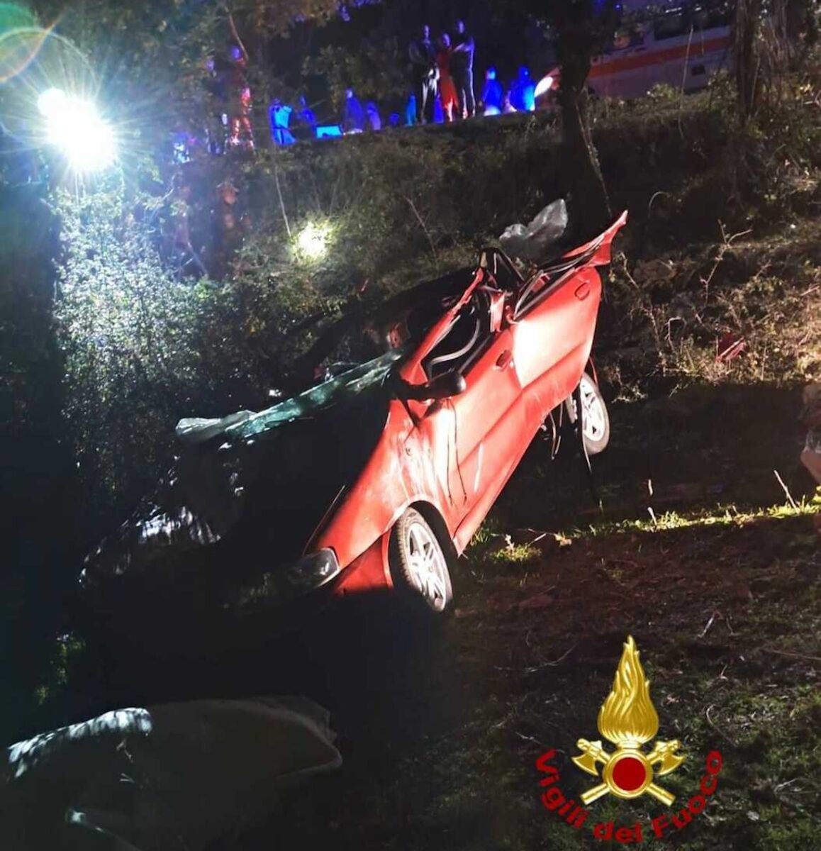 Tragico incidente, auto si ribalta: morti 4 ragazzi