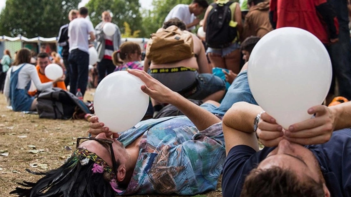 Ventiseienne muore la sera del suo compleanno: aveva inalato gas esilarante dai “palloncini della risata”
