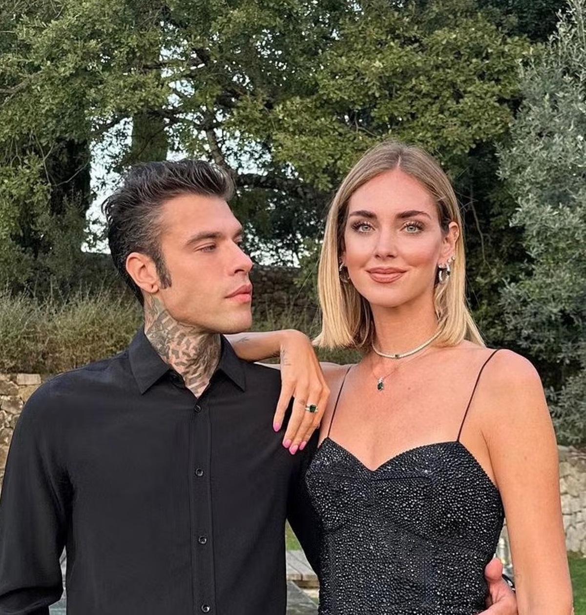 fedez bacia donna misteriosa discoteca