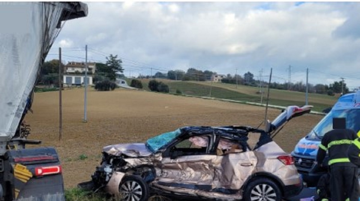 Fermo Auto Contro Camion Rifiuti Muore Mamma Enne