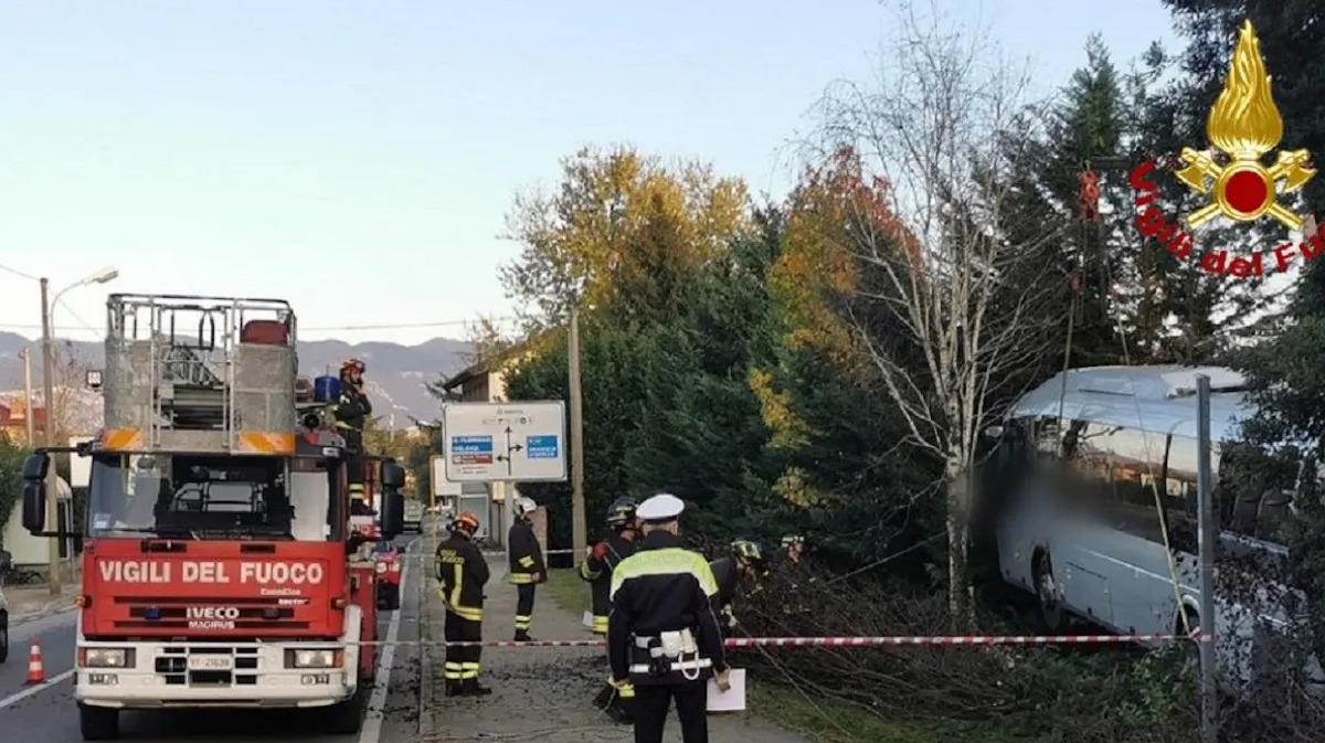 Incidente mortale a Gorizia: pullman si schianta in un cortile, deceduto l'autista