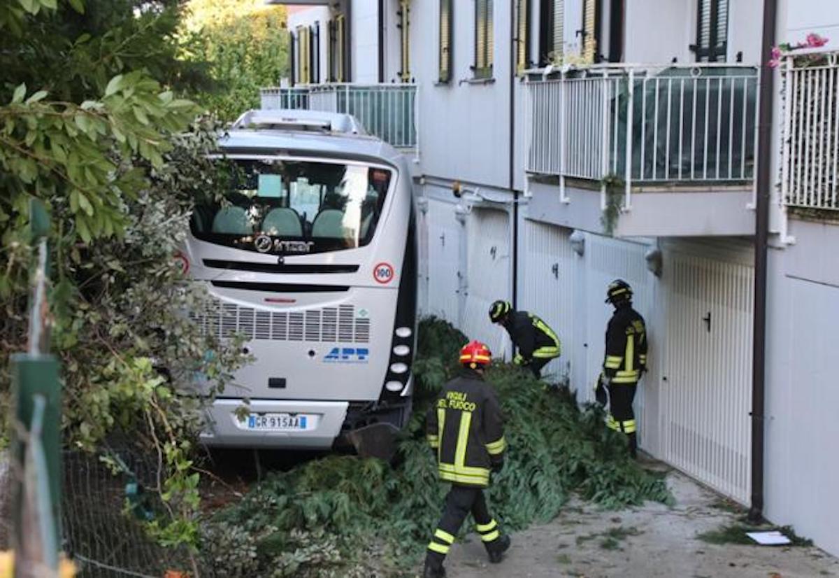 Incidente mortale a Gorizia: pullman si schianta in un cortile, deceduto l'autista