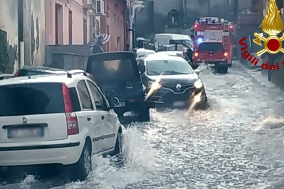 Maltempo, allerte e disagi: chiuse tutte le scuole a Catania