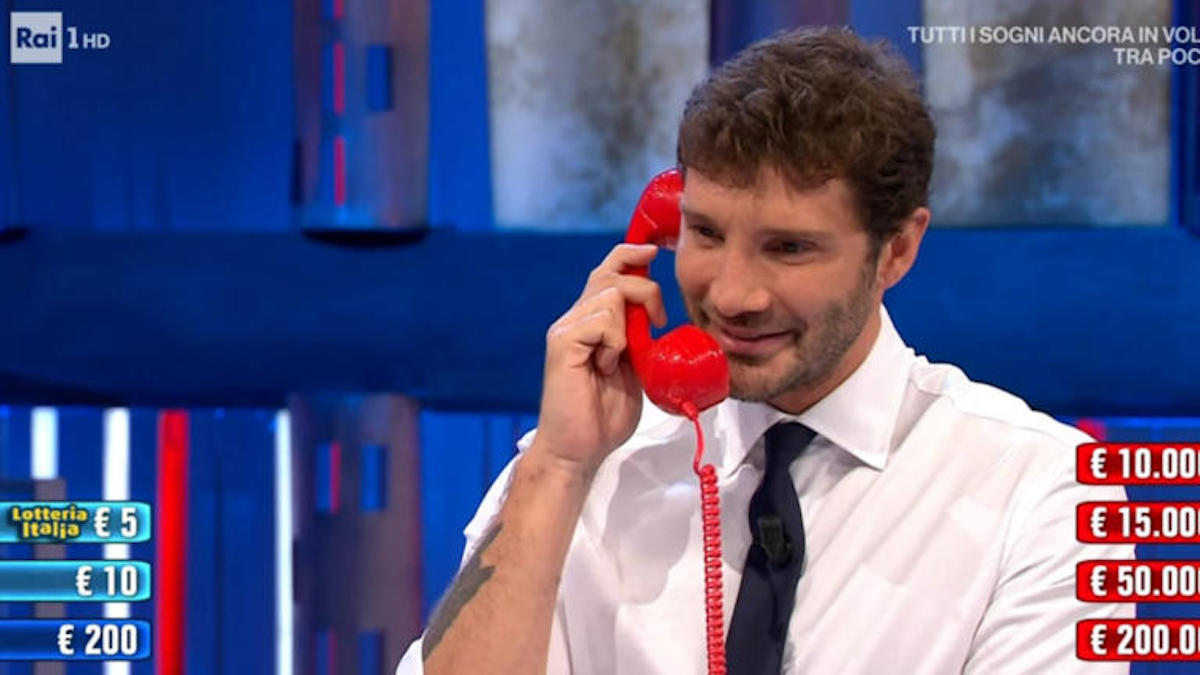 Affari Tuoi, un falso Enrico Mentana contro Stefano De Martino: "Il suo vero volto"