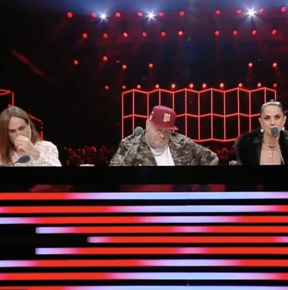 “Voi, fuori”. X Factor, doppia eliminazione: scoppia la bufera