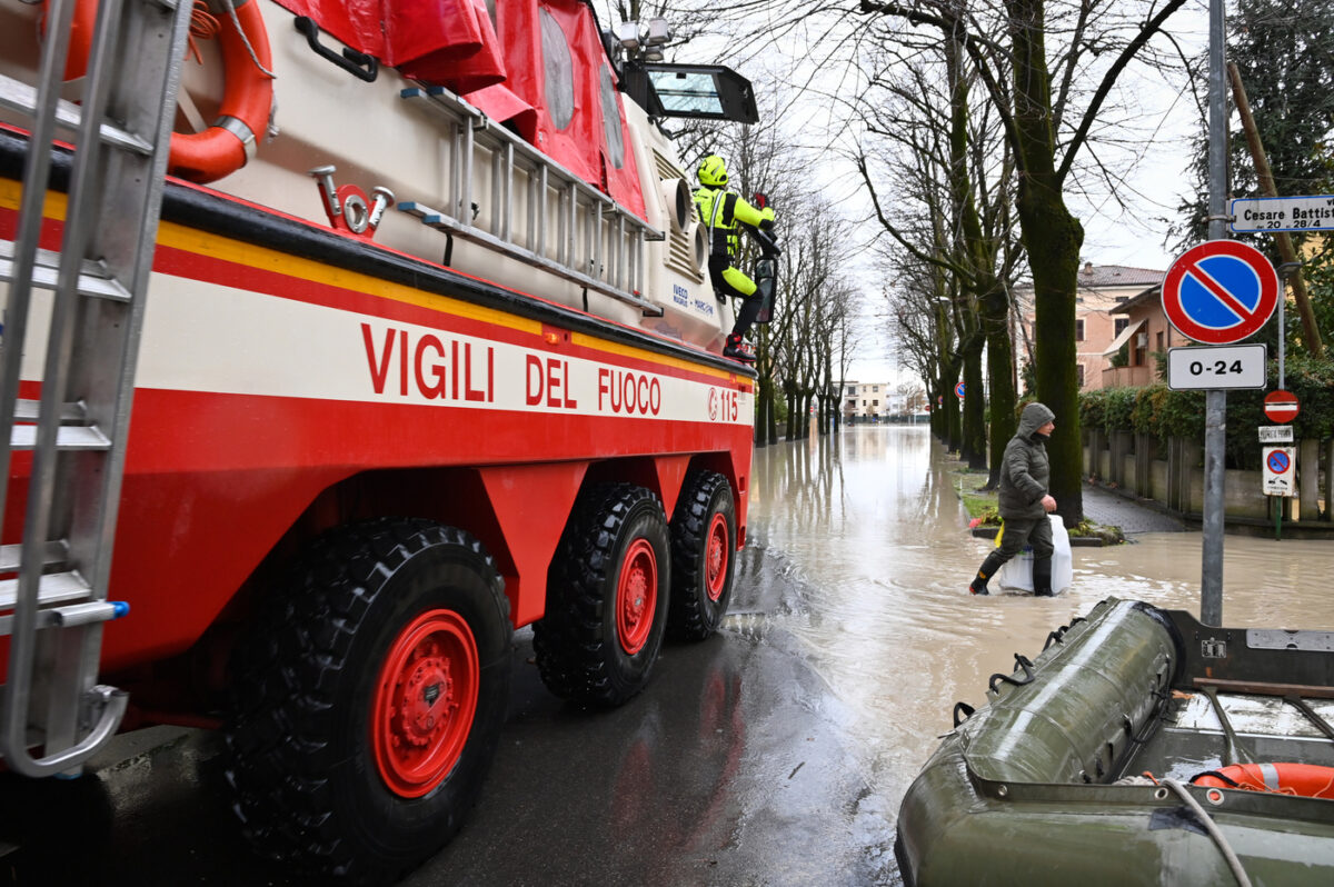 Maltempo, allerta meteo in 9 Regioni per la Vigilia: neve e vento mandano in tilt i treni e il traffico
