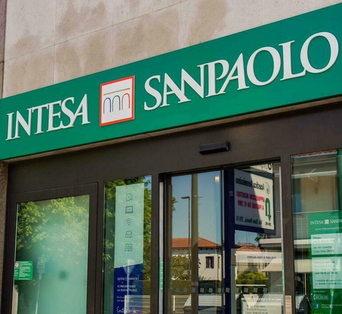 Intesa Sanpaolo in down, paura per stipendi e pensioni