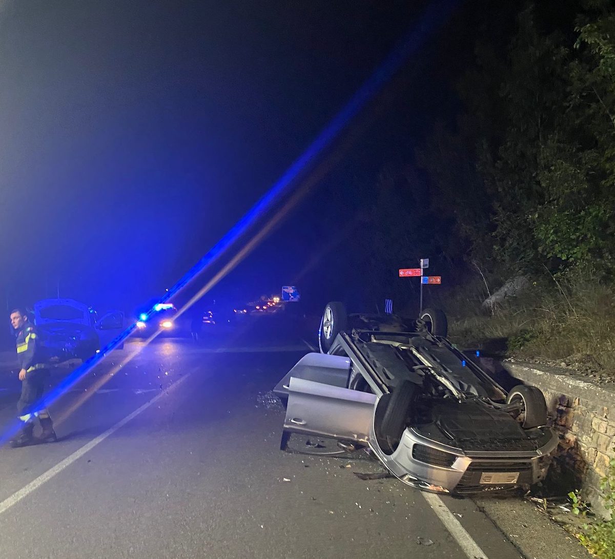 Auto si cappotta nella notte in centro a Castelnovo Sotto
