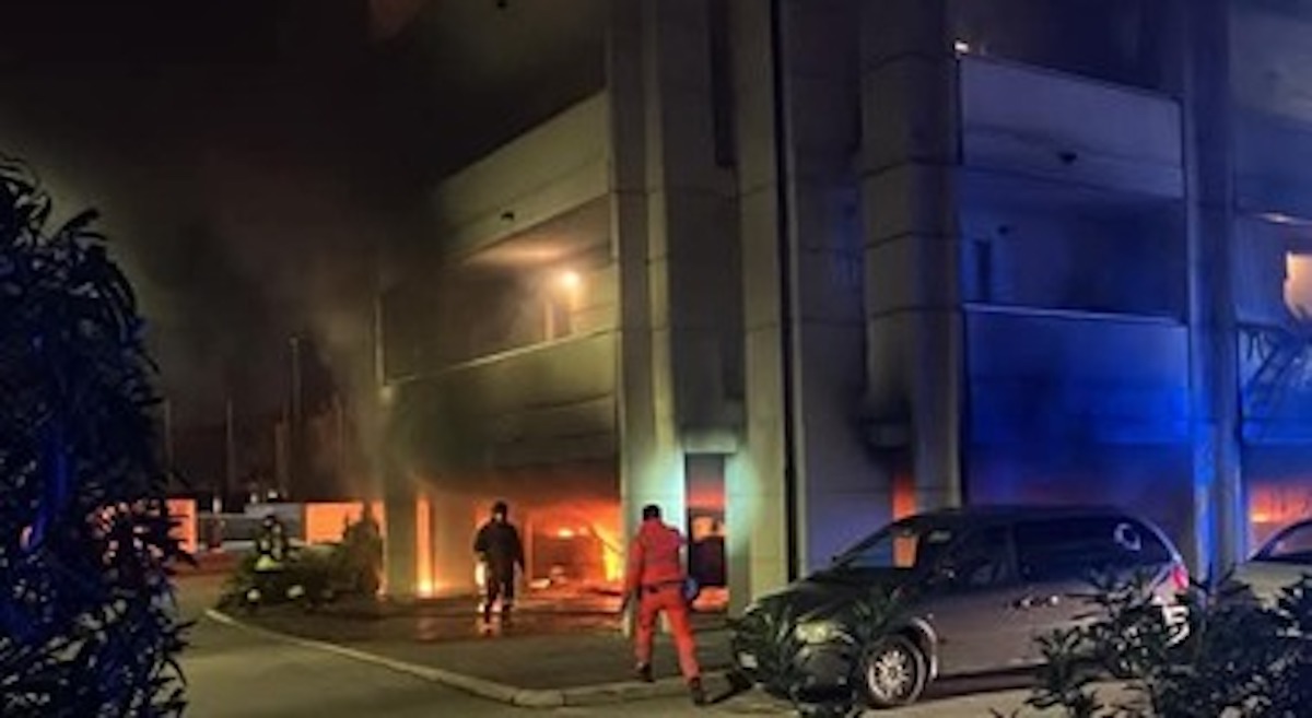 Incendio nella notte, distrutte 10 auto e palazzi evacuati