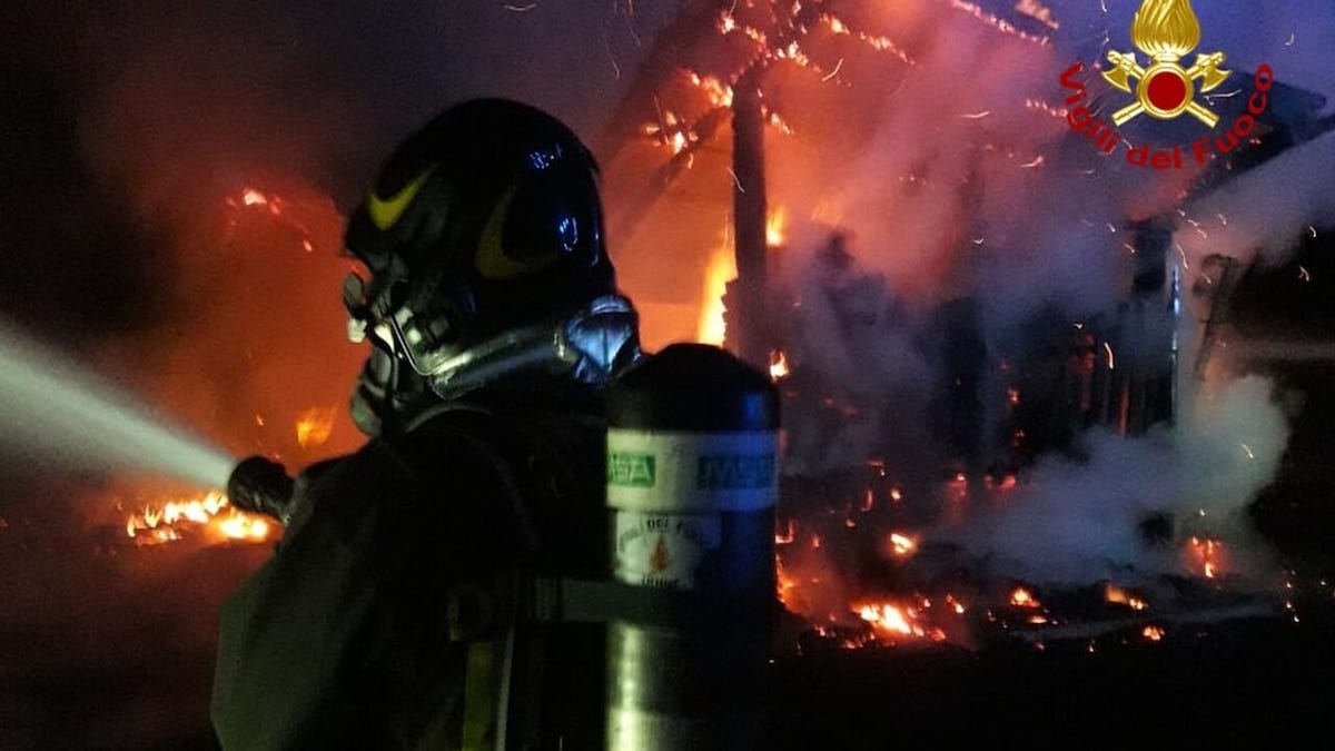 Incendio nella notte, distrutte 10 auto e palazzi evacuati