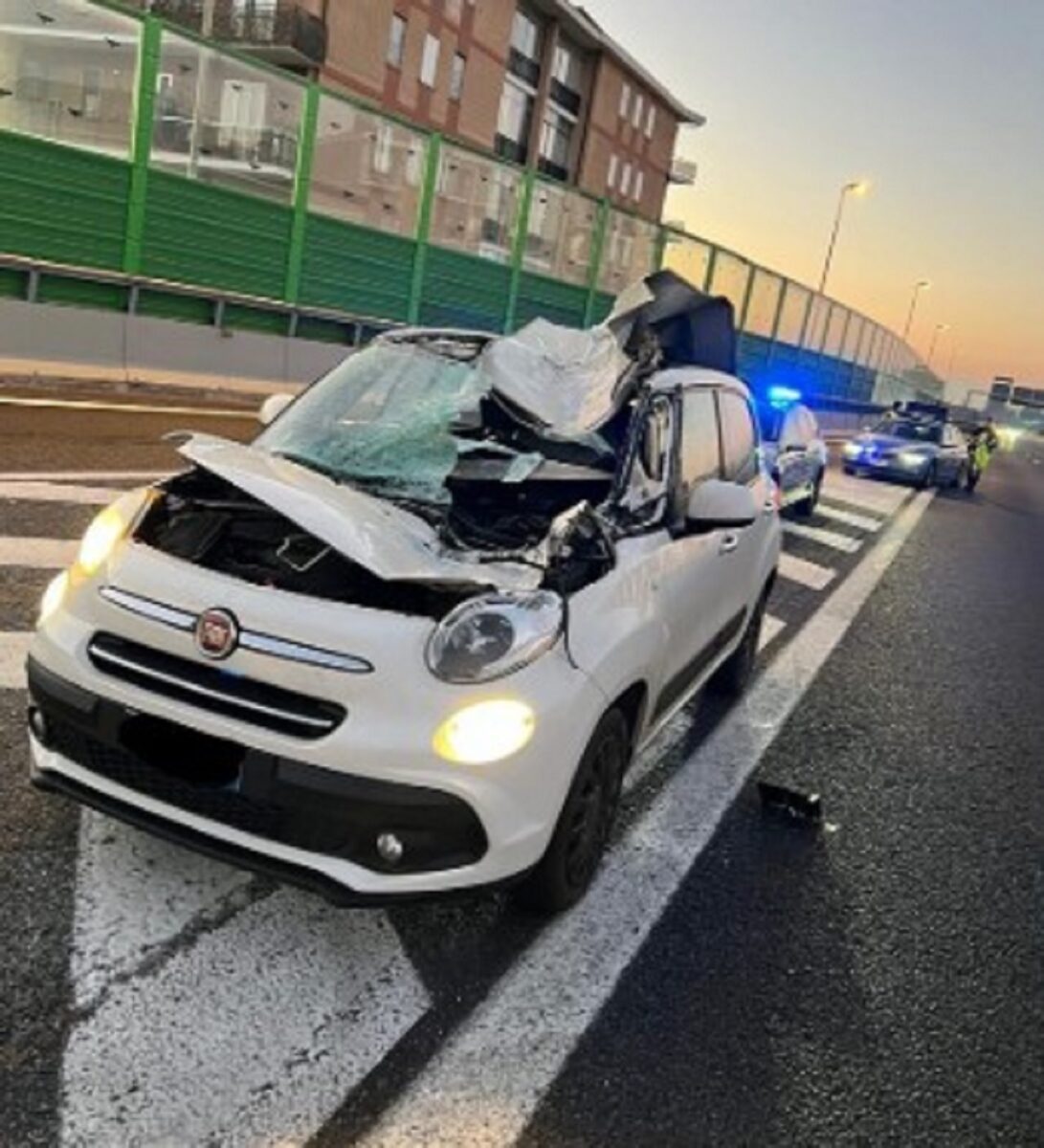 Torino, incidente in tangenziale: ruota si stacca da un tir e colpisce auto 