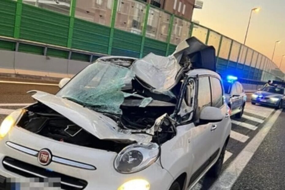 Torino, incidente in tangenziale: ruota si stacca da un tir e colpisce auto