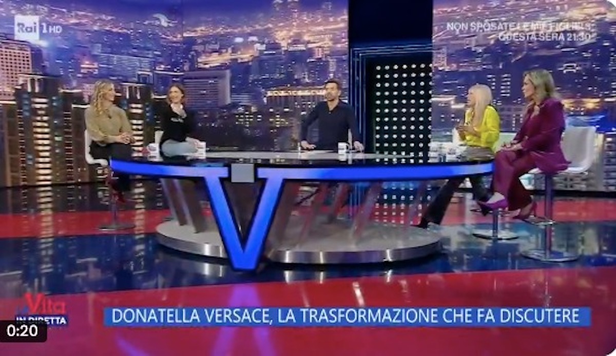 Alessandra Mussolini parla di Donatella Versace e Alberto Matano interviene