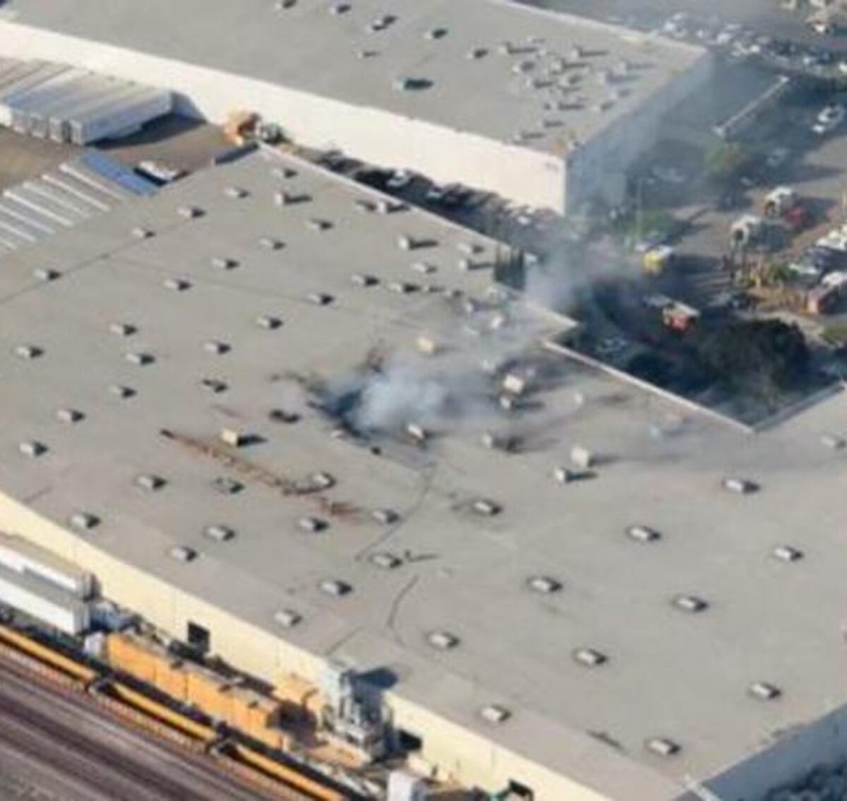 Usa, aereo precipita sul centro commerciale in California