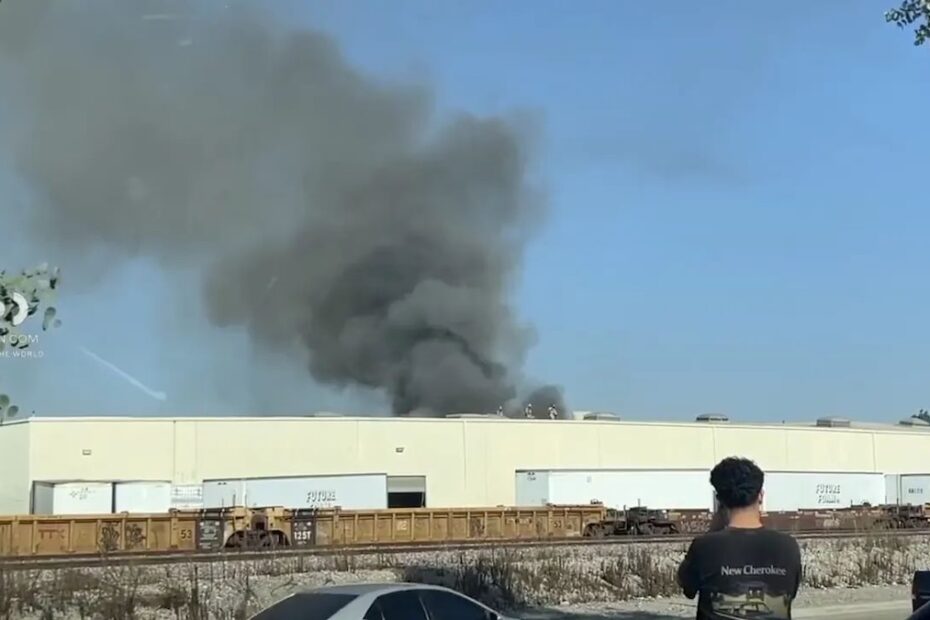 Usa, aereo precipita sul centro commerciale in California