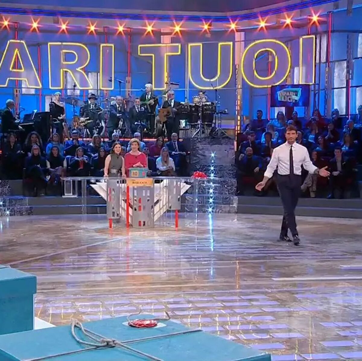 Stefano De Martino presenta il dottore di Affari Tuoi: chi è