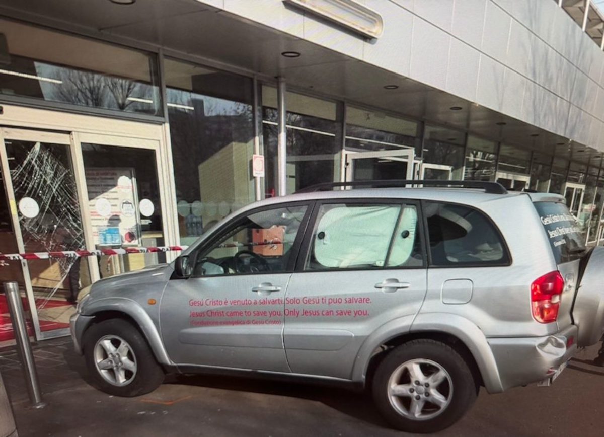 Entra con l'auto dentro il supermercato e investe una donna 