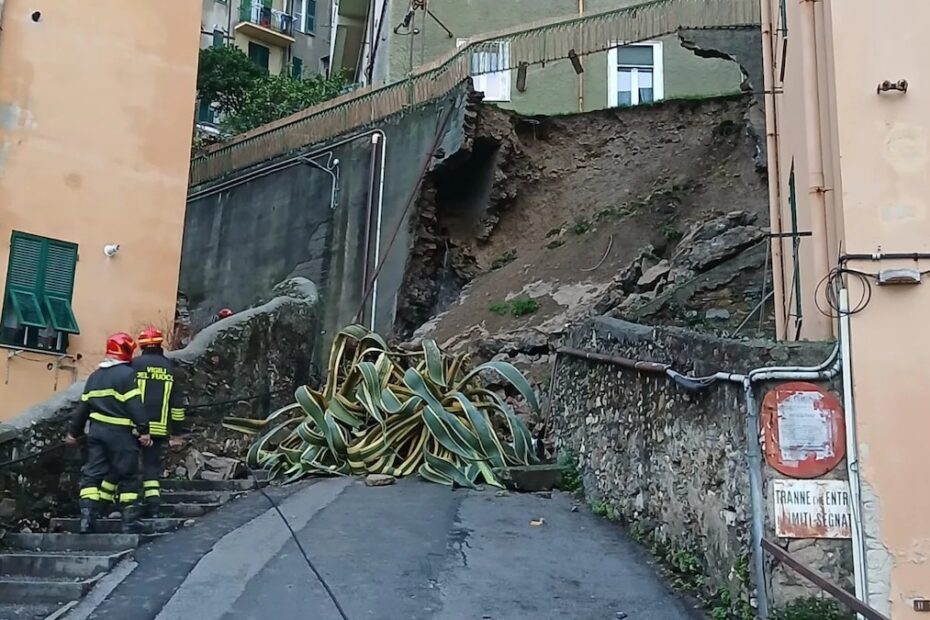 Frane a Genova, crollato un muro: "Forse ci sono feriti"