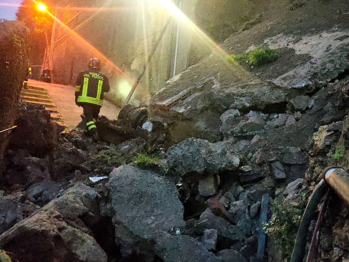 Frane a Genova, crollato un muro: "Forse ci sono feriti"