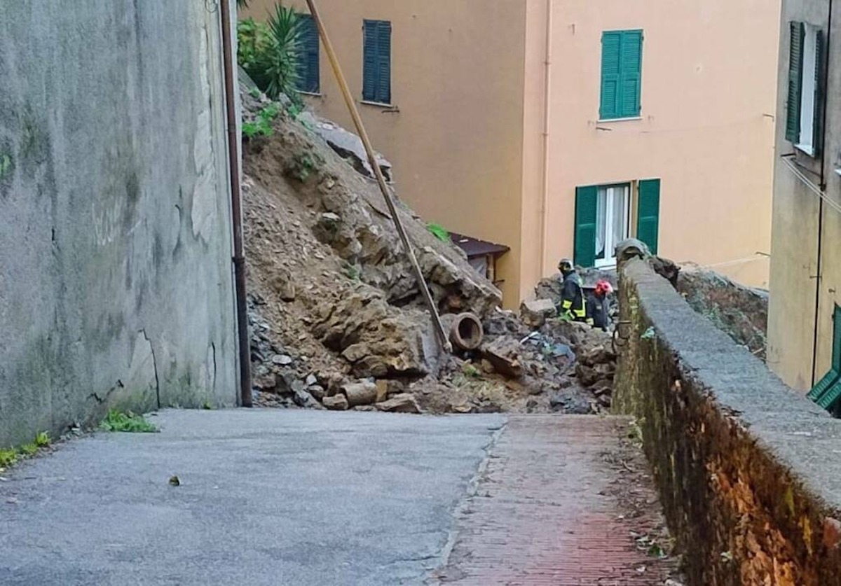 Frane a Genova, crollato un muro: "Forse ci sono feriti"