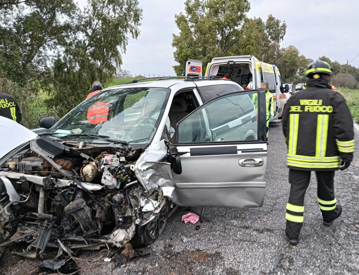 Provoca un incidente, scappa a piedi e poi si costituisce