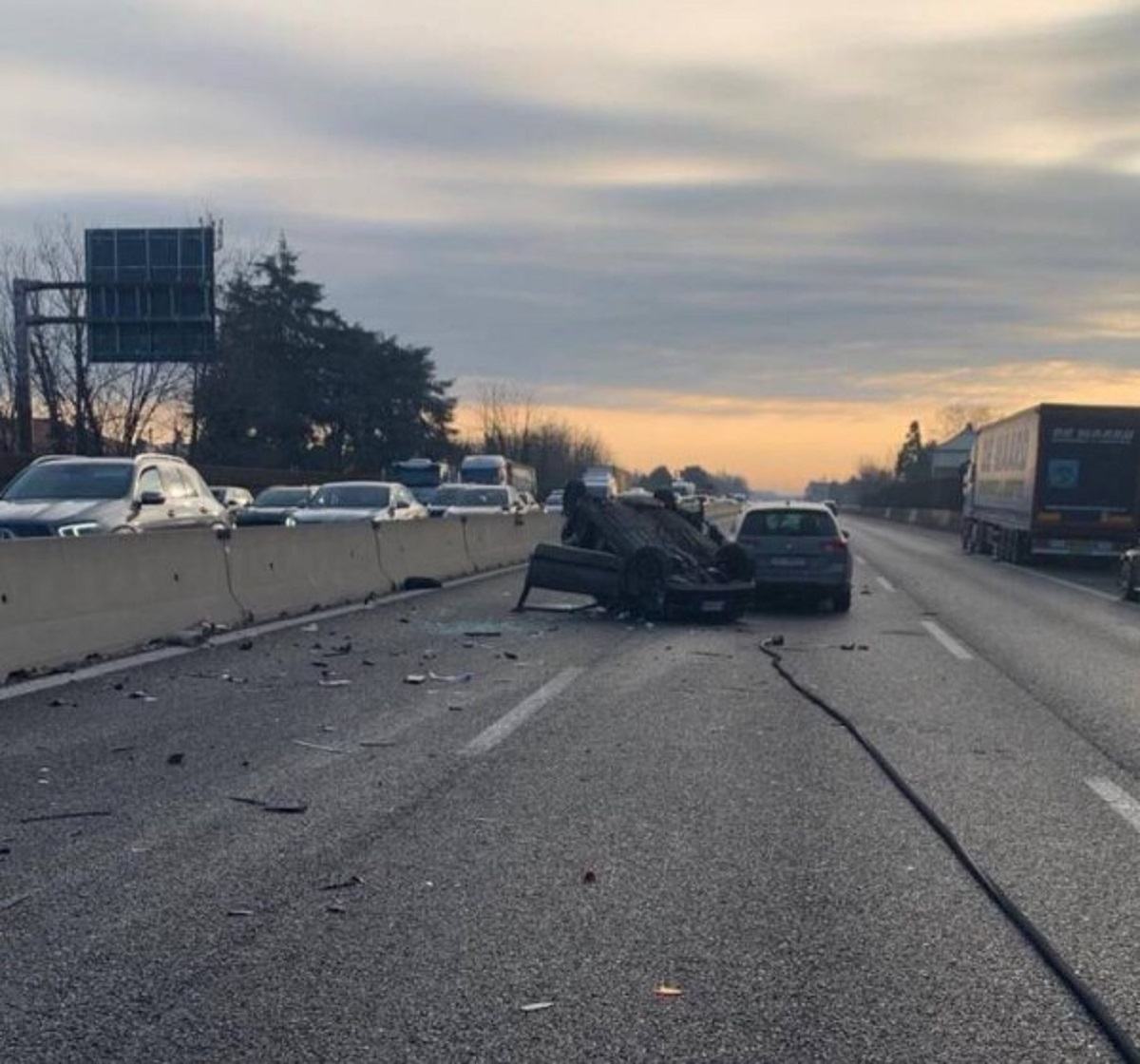 Incidente sulla A8, tre persone ferite e chilometri di coda 