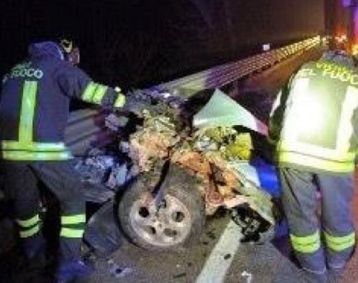 Canosa tragico incidente stradale morti 2 ventenni 