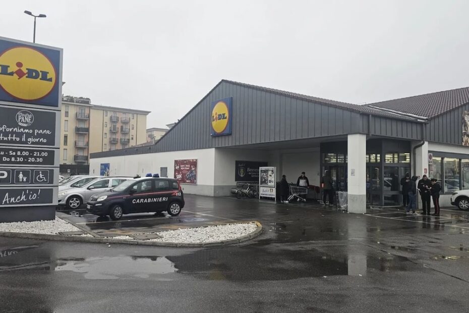 Donna accoltellata davanti a un supermercato Lidl, è gravissima