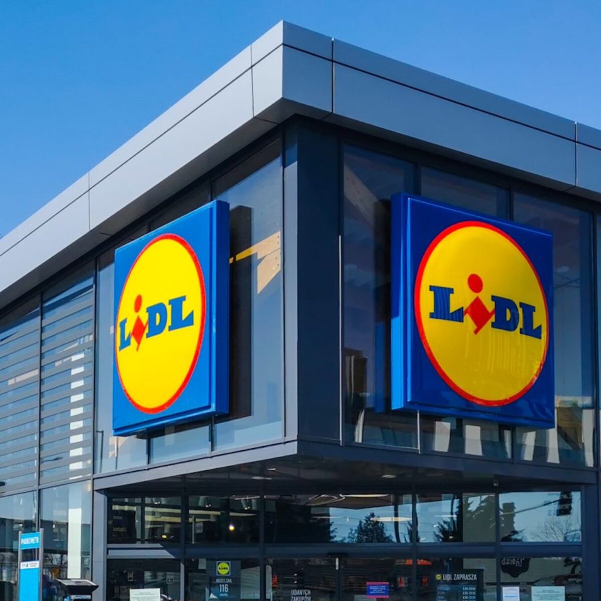 Donna accoltellata davanti a un supermercato Lidl, è gravissima