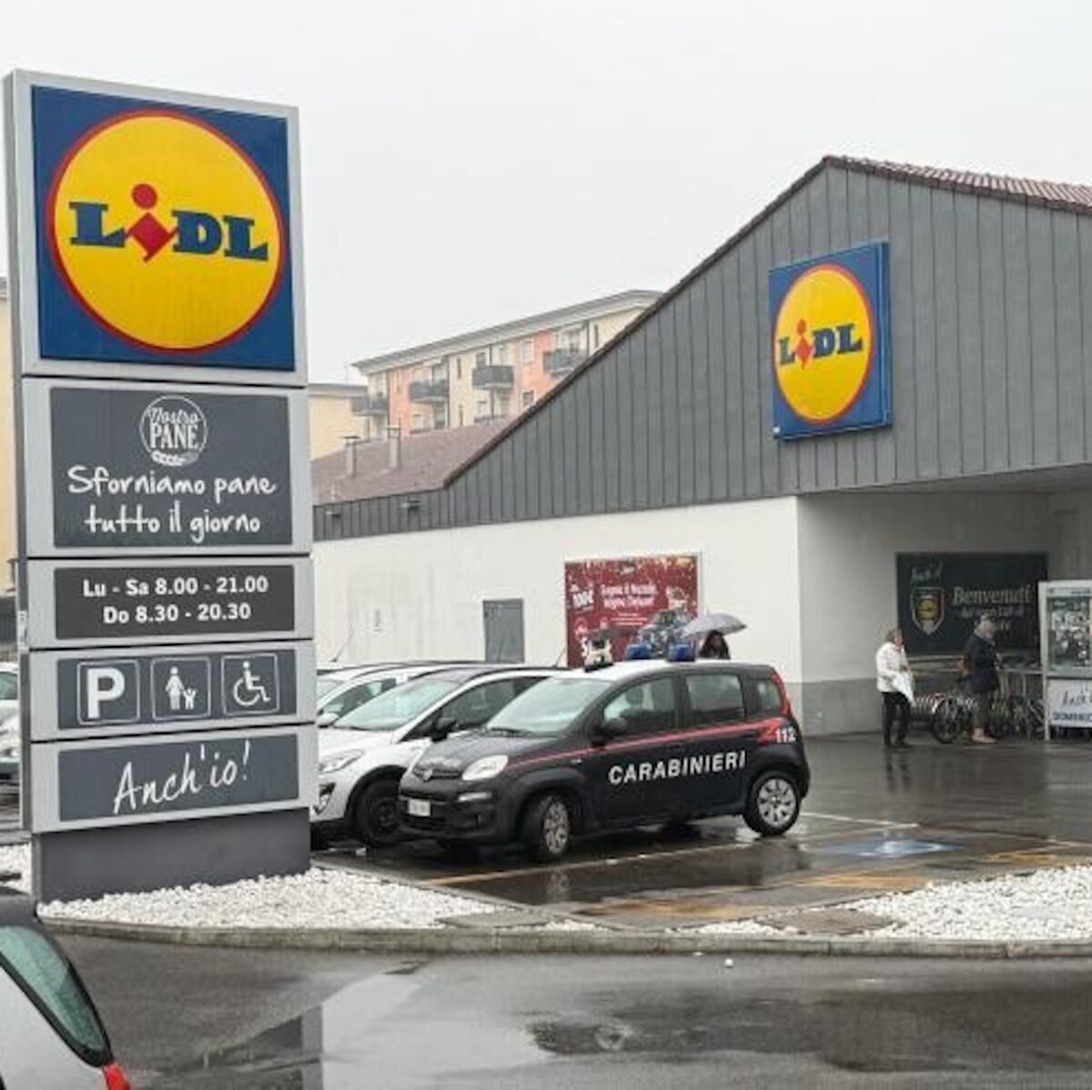 Donna accoltellata davanti a un supermercato Lidl, è gravissima