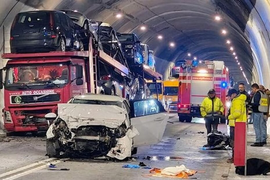 Frontale in galleria ad Ancona, auto finisce contro un Tir: Marco Baldinelli muore