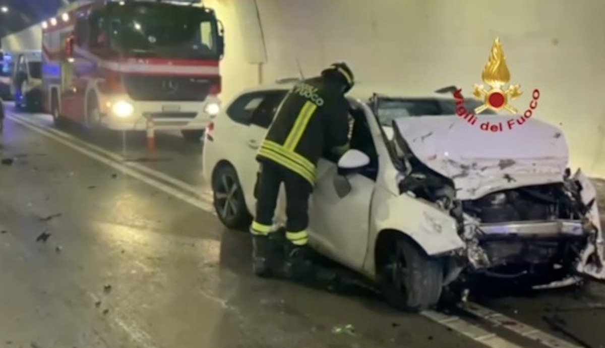 Frontale in galleria ad Ancona, auto finisce contro un Tir: Marco Baldinelli muore