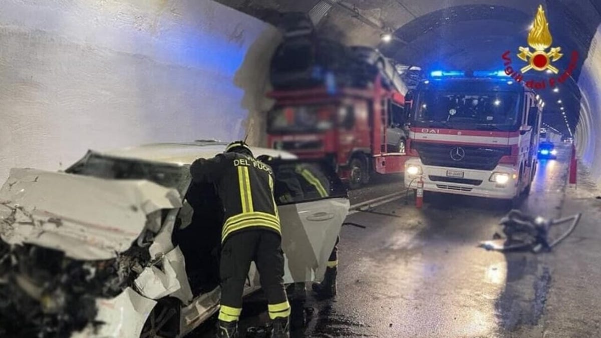 Frontale in galleria ad Ancona, auto finisce contro un Tir: Marco Baldinelli muore