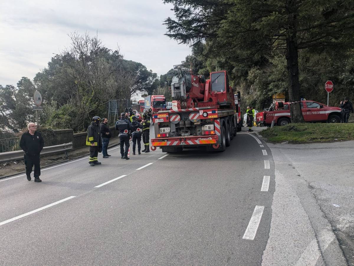 Camion perde il carico che centra un gruppo di ciclisti