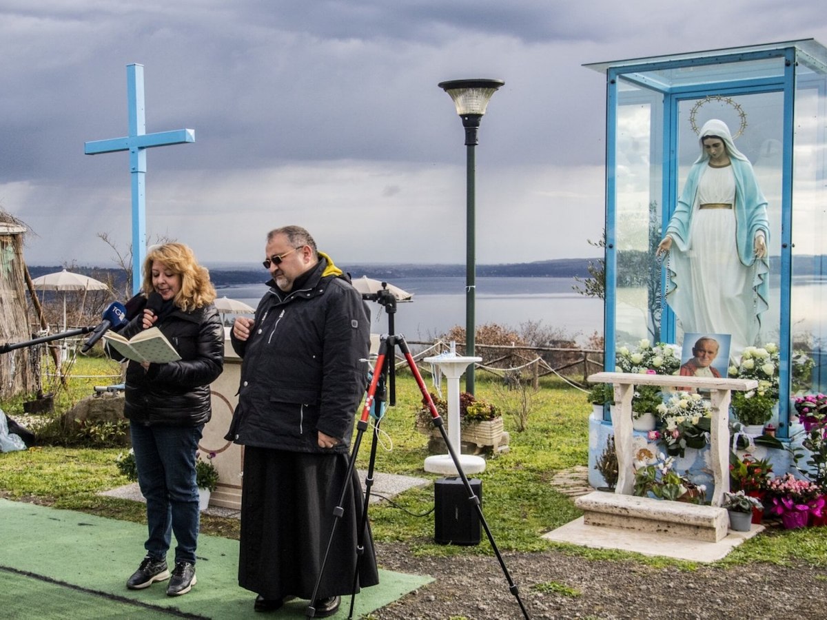 Madonna di Trevignano, il sangue sulla statua è della veggente Gisella Cardia