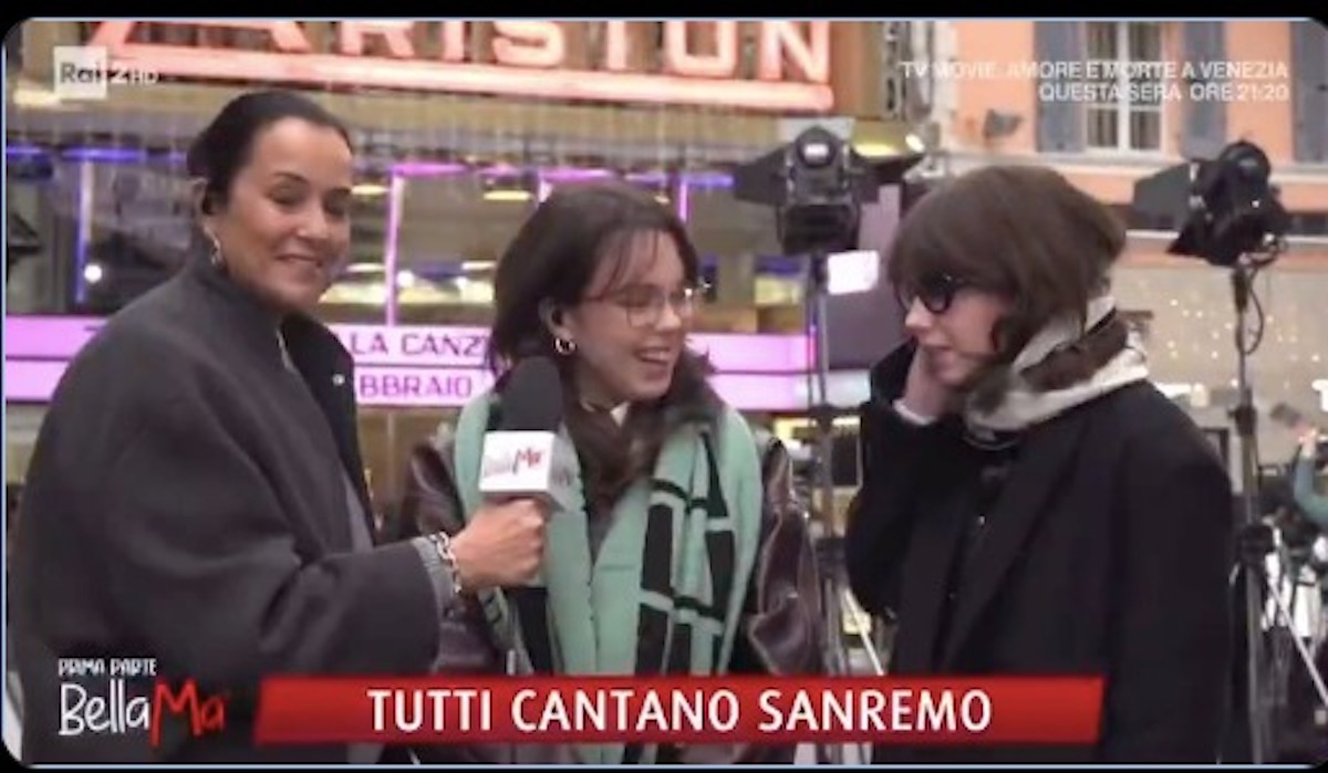 Lil Jolie mostra la maglietta in diretta da Sanremo