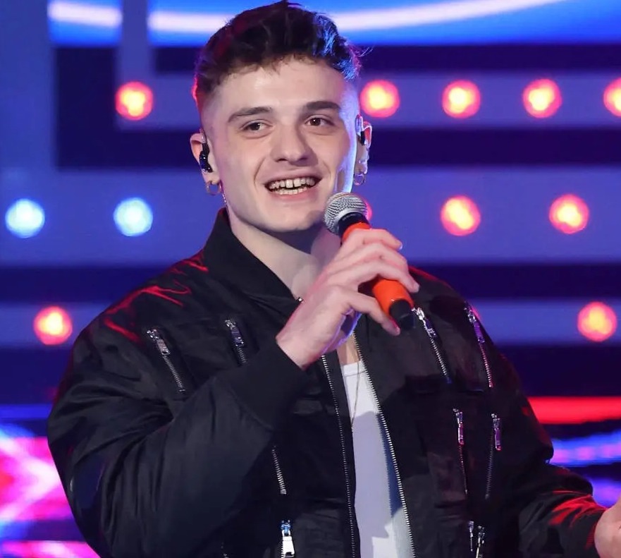 Chi è Olly cantante sanremo 2025 età altezza peso stile genere musicale vita privata fidanzata