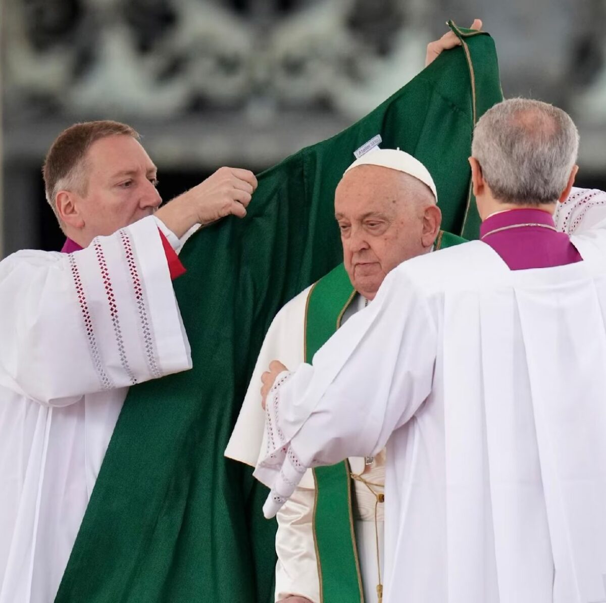 Papa Francesco, preoccupa la bronchite: “Non respiro”