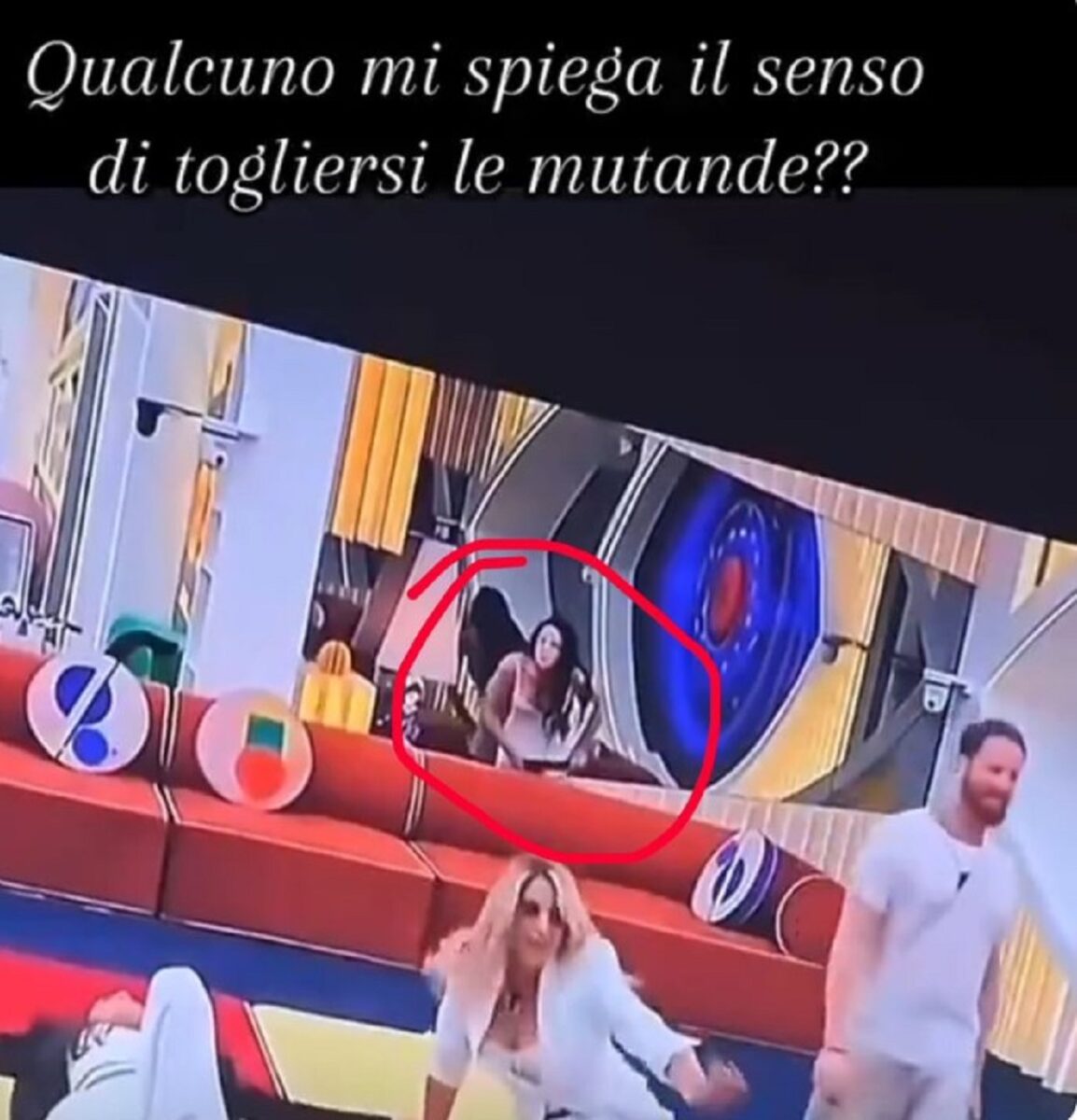 Grande Fratello Shaila Gatta si toglie le mutande?