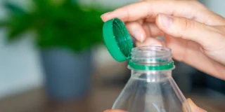 bottiglie plastica tappi cambia ancora